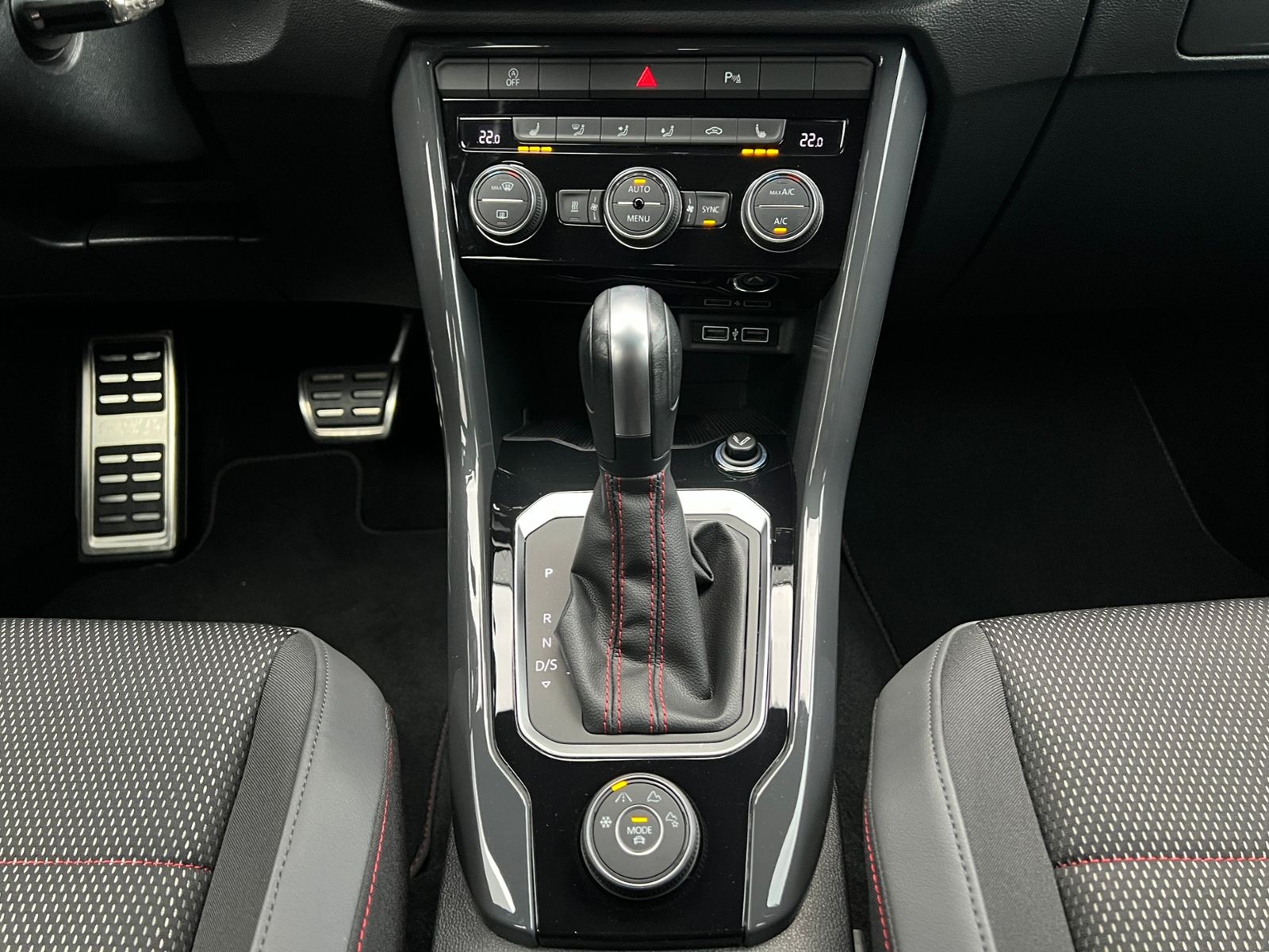 Fahrzeugabbildung Volkswagen T-Roc Sport 2.0 TSI DSG 4MOTION *Standhzg.,Activ