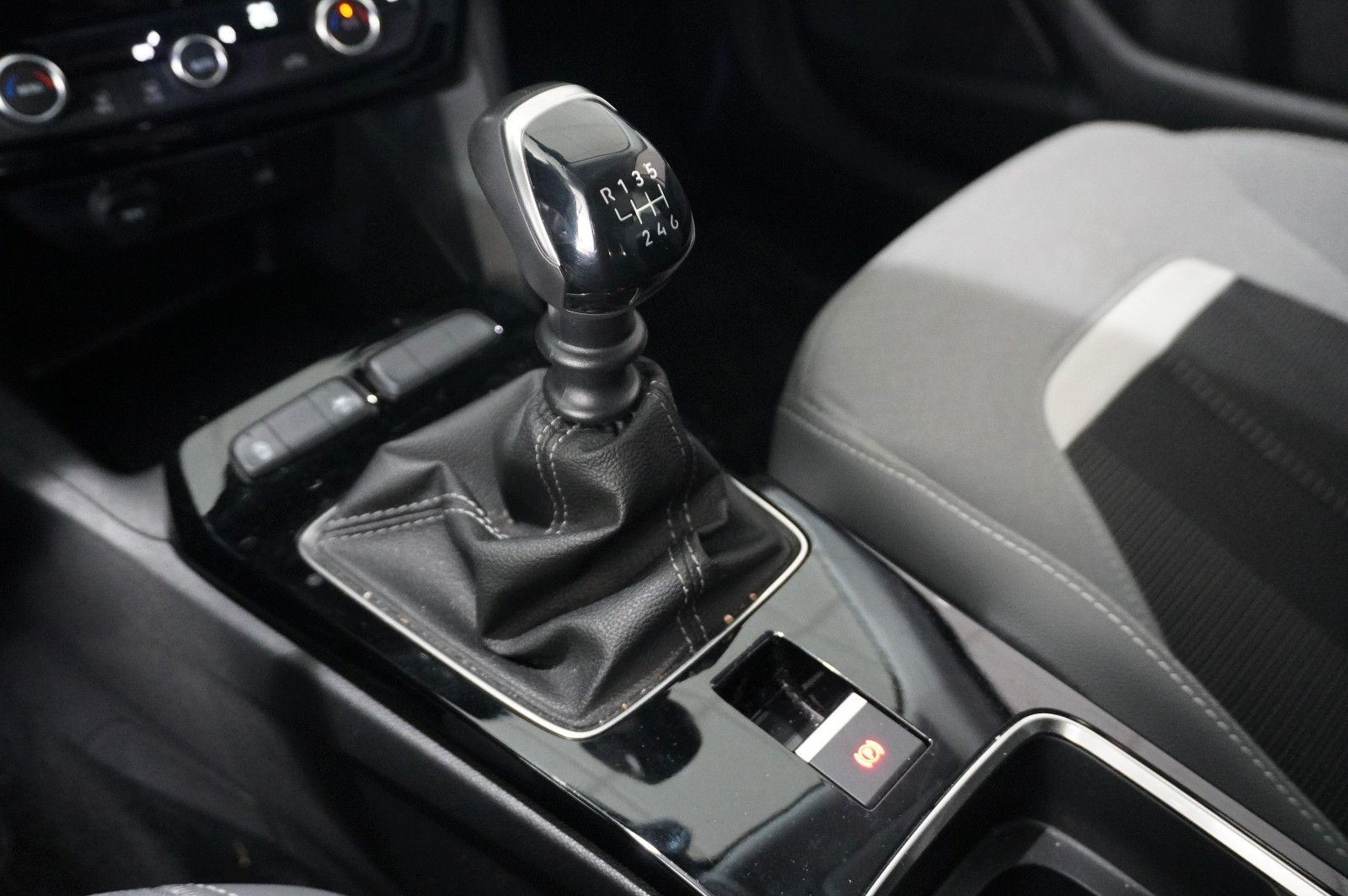 Fahrzeugabbildung Opel Mokka ELEGANCE 1.2T NAVI/LED/KAMERA/SPORT/SH/DAB