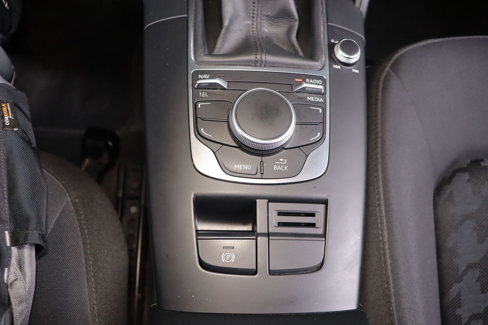 Fahrzeugabbildung Audi A3 1.4 TFSI Ambiente Sportback * Navi * Bi-Xenon