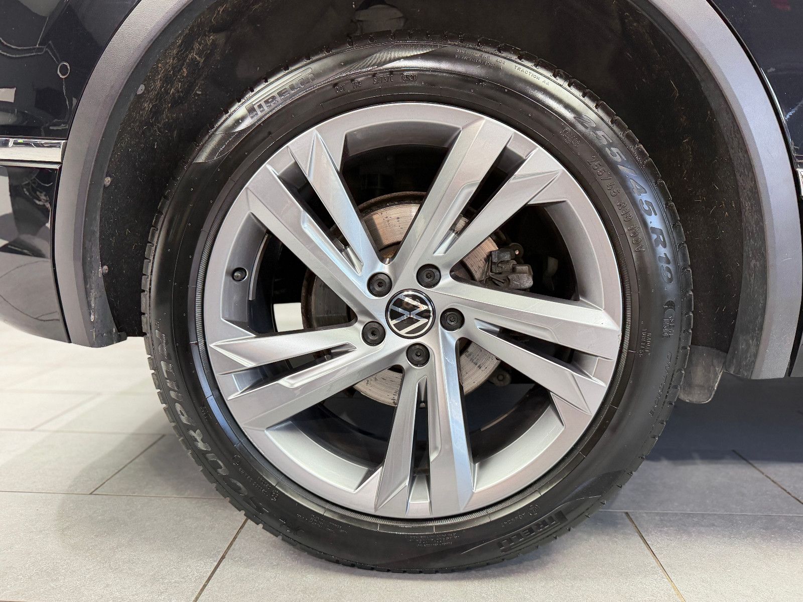Fahrzeugabbildung Volkswagen Tiguan R-Line 4Motion|PANORAMA|360°-KAMERA|ACC