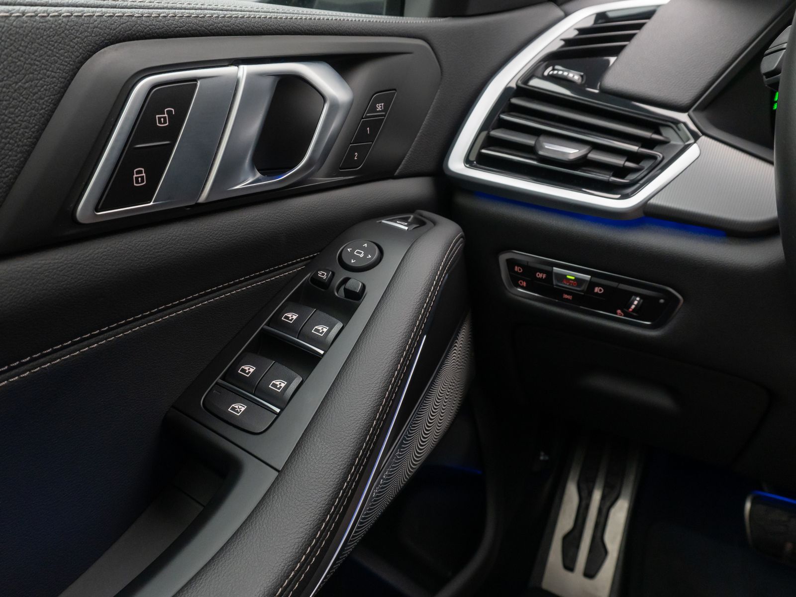 Fahrzeugabbildung BMW X5 xD40d M Sport Panorama Kamera HUD DAB B&W 22"
