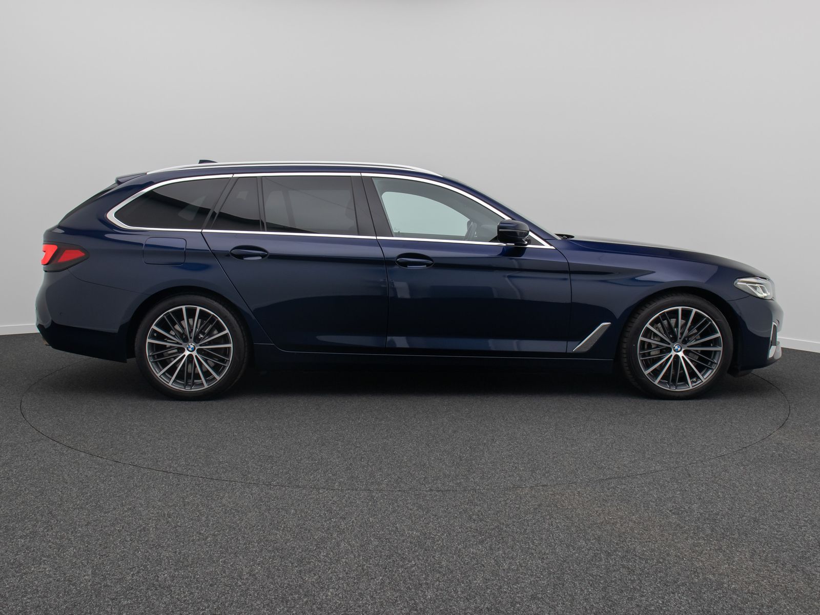 Fahrzeugabbildung BMW 530d Luxury Line DAB Kamera HUD Leder H/K 19Zoll