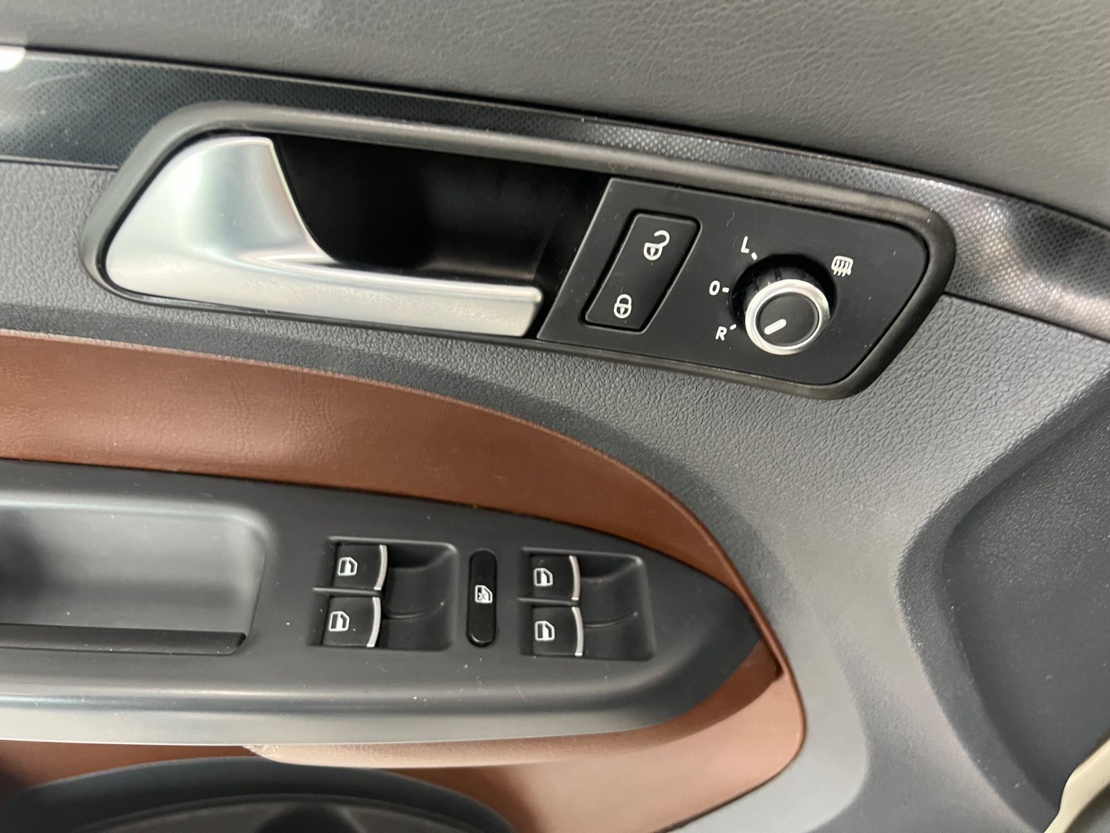 Fahrzeugabbildung Volkswagen Touran Highline 2.0 TDI DSG *BI-Colour *