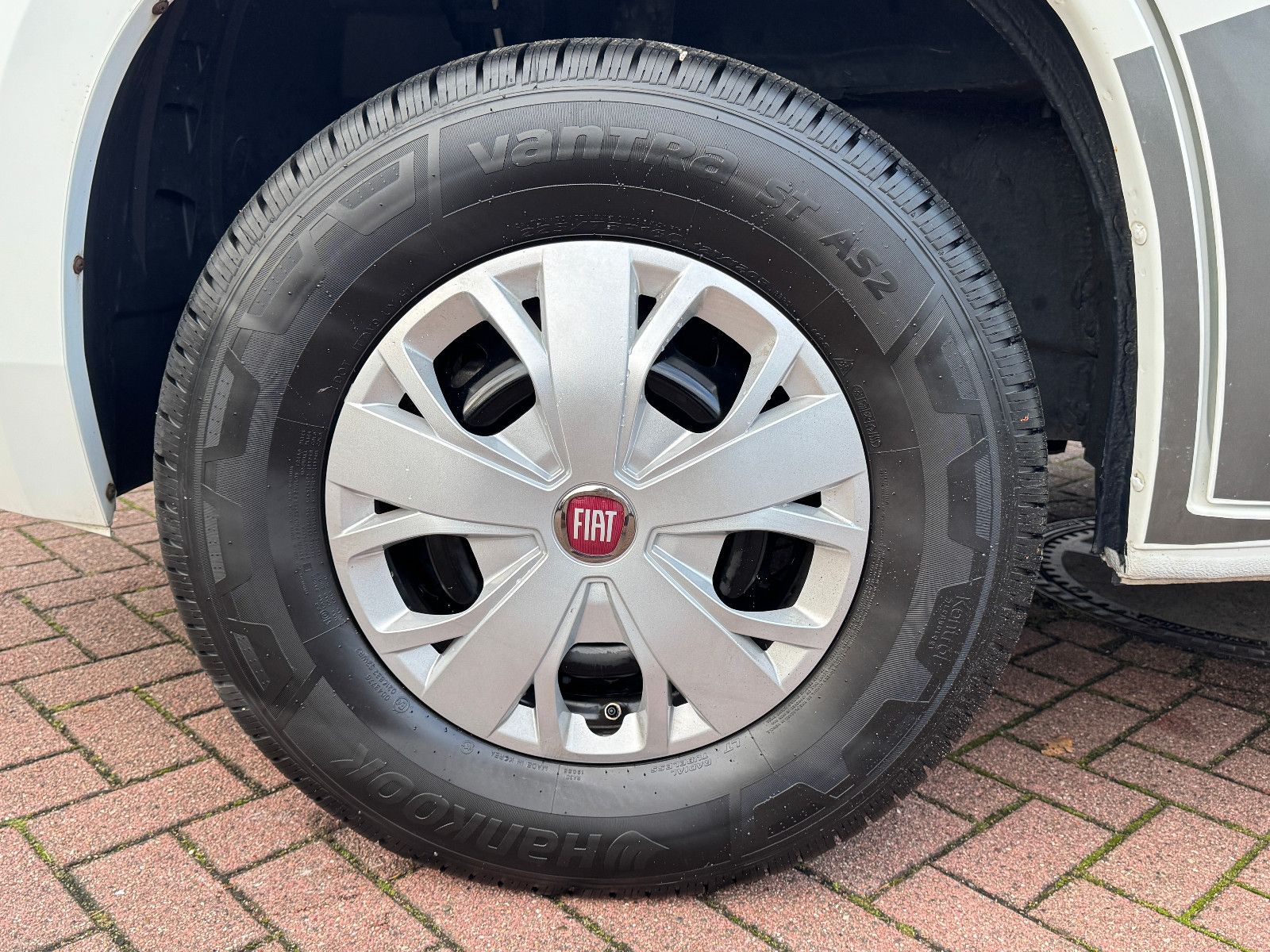 Fahrzeugabbildung Eura Mobil PROFILA RS 670 SB SAT HUBBETT LOUNGE PAKET LEDER