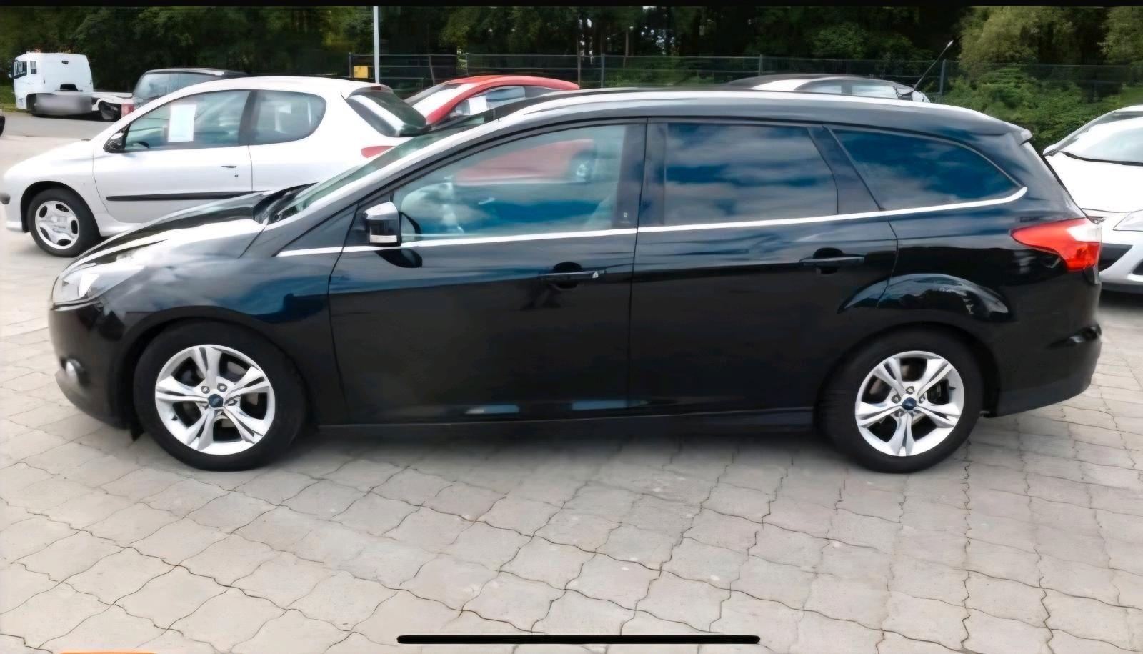 Ford Focus 2012 — interior