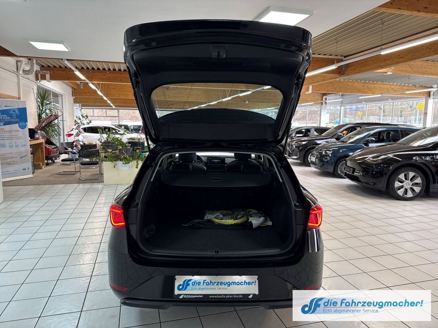 Fahrzeugabbildung SEAT Leon Sportstourer Xcellence e-HYBRID Navi Digita