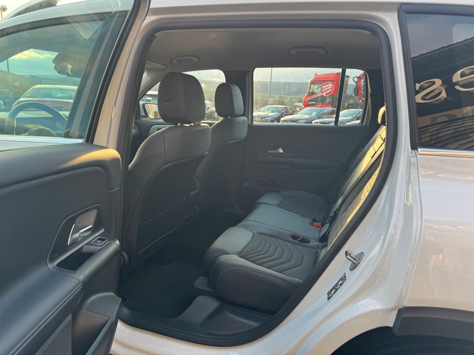 Fahrzeugabbildung Mercedes-Benz GLB 200 4M Style+StandH+Distr+RKamera+Augment