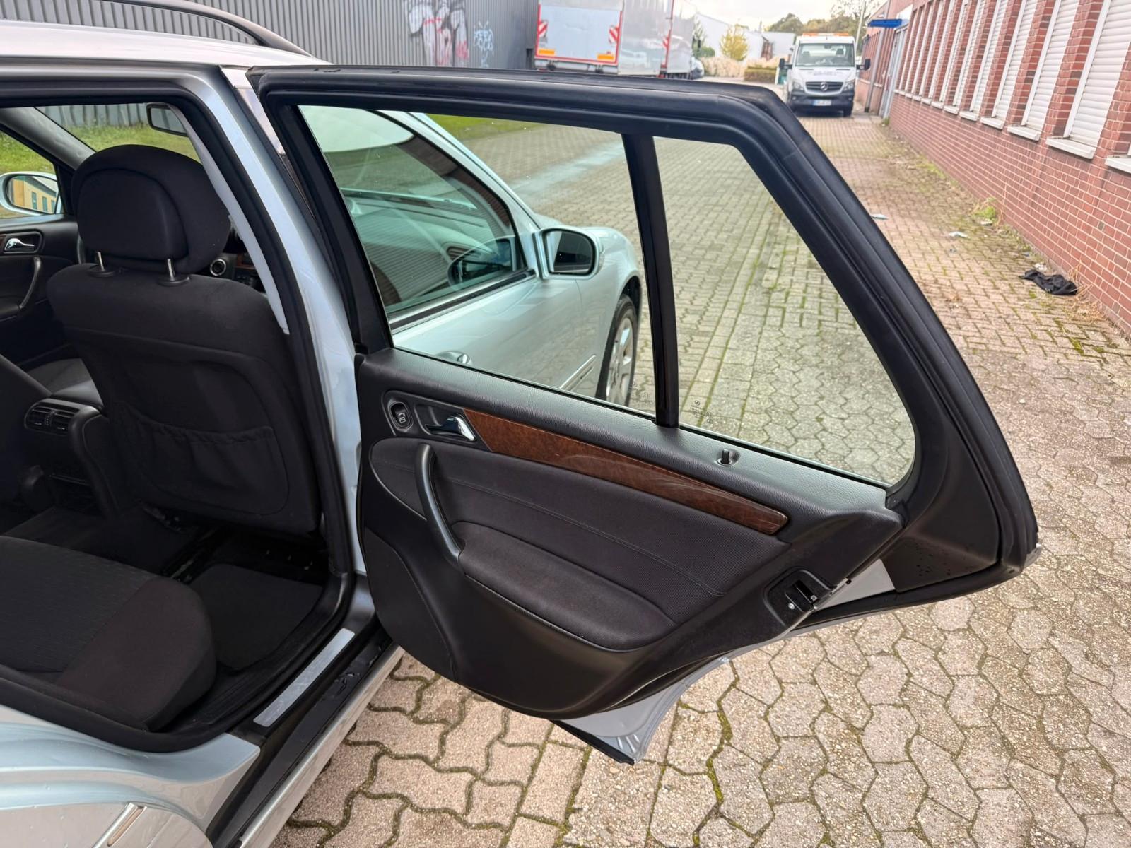 Mercedes-Benz C200 2006 — photo 40