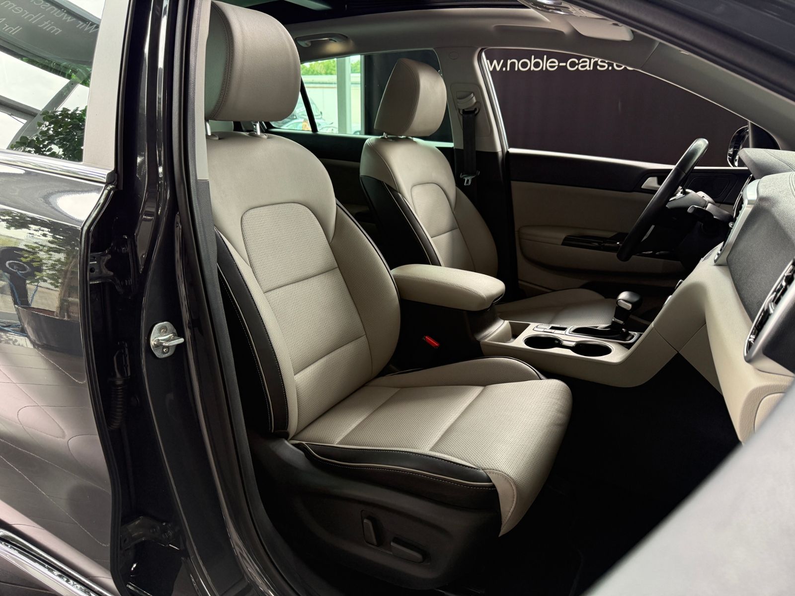 Fahrzeugabbildung Kia Sportage Platinum Edition 4WD PANO LED NAVI