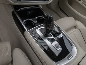 Fahrzeugabbildung BMW 750i xD M Sport 360°Laser Glasdach HUD DAB H/K