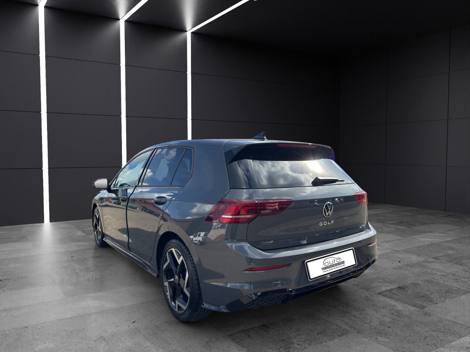 Fahrzeugabbildung Volkswagen Golf VIII R-Line/ACC/Navi/Ambiente/Apple CarPlay