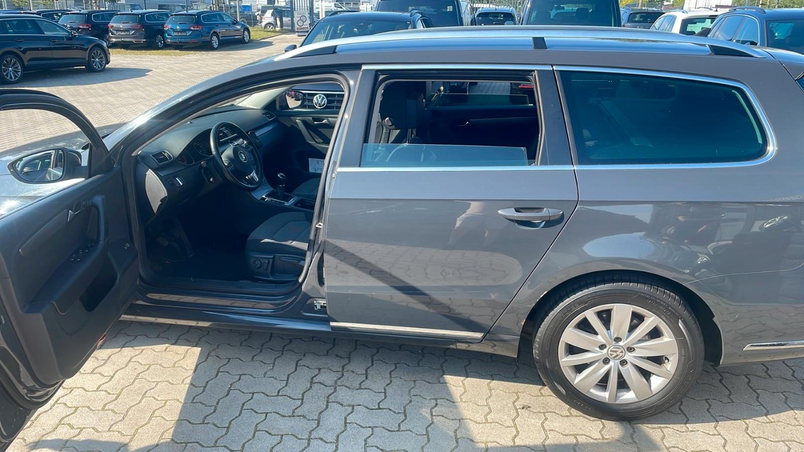 Volkswagen Passat 2014 — rear view