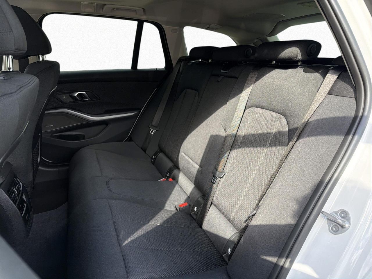 BMW 318d Touring Aut. AHK,Pano,Stop&Go,StndHzg,H/K foto 14