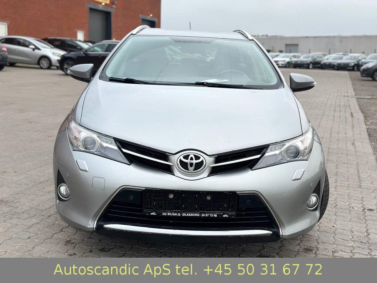 Toyota Auris 2014 — interior
