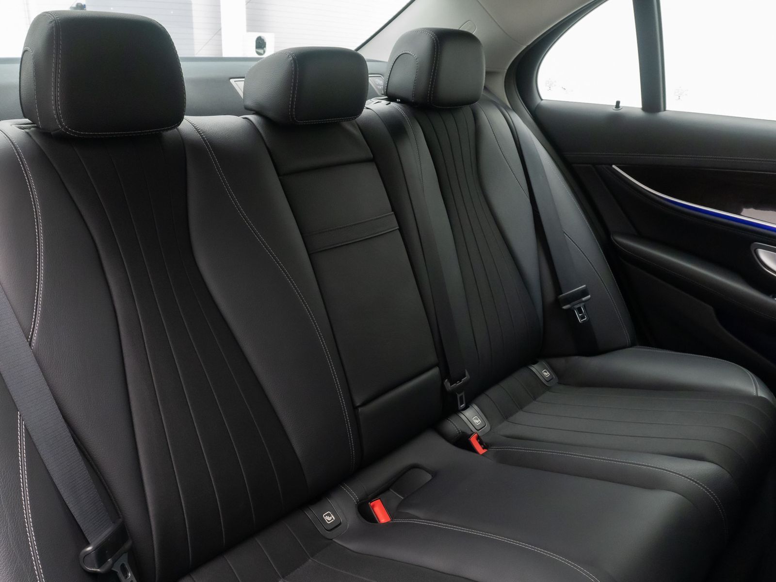 Fahrzeugabbildung Mercedes-Benz E 300 de Widscreen 360&deg; DAB AHK FahrAss HiFi 18"