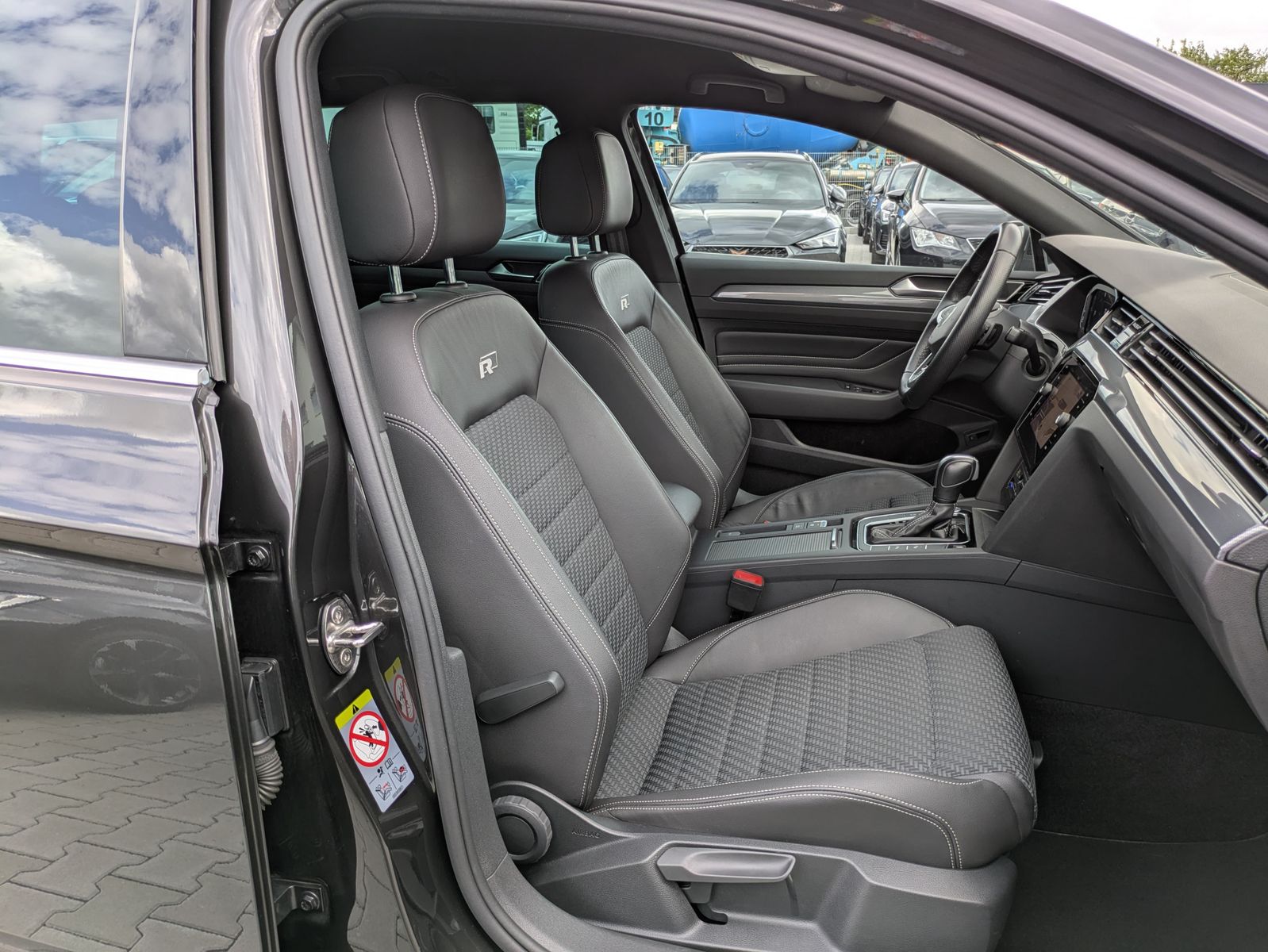 Fahrzeugabbildung Volkswagen Passat 2.0 TDI 2x R-Line MATRIX*KAMERA*ACC*NAVI