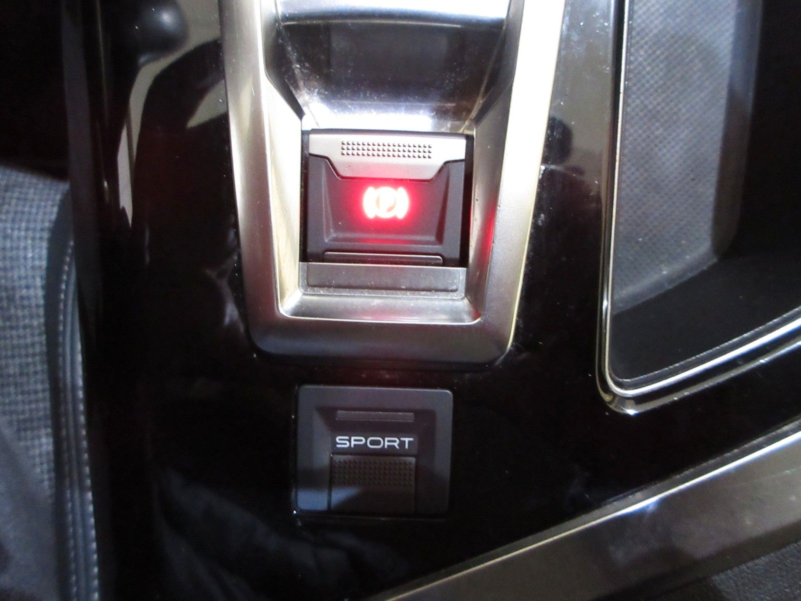 Fahrzeugabbildung Peugeot 3008 Allure 1.2T LED/NAVI/PDC/R´CAM/KEYLESS