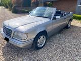 Mercedes-Benz E 200 Aut.,Leder, Sitzhz.,AHK, H-Kennz. - Mercedes-Benz 200 in Duisburg