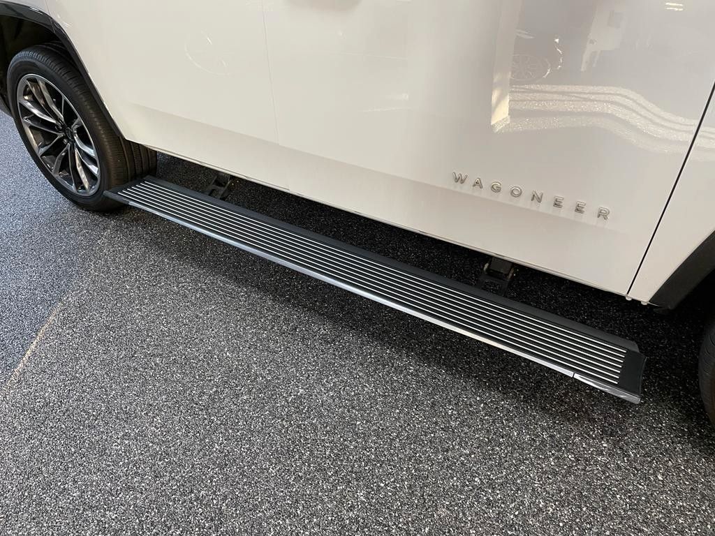 Fahrzeugabbildung Jeep WAGONEER SERIES III E-TORQUE 5.7L-V-8 McIntosh