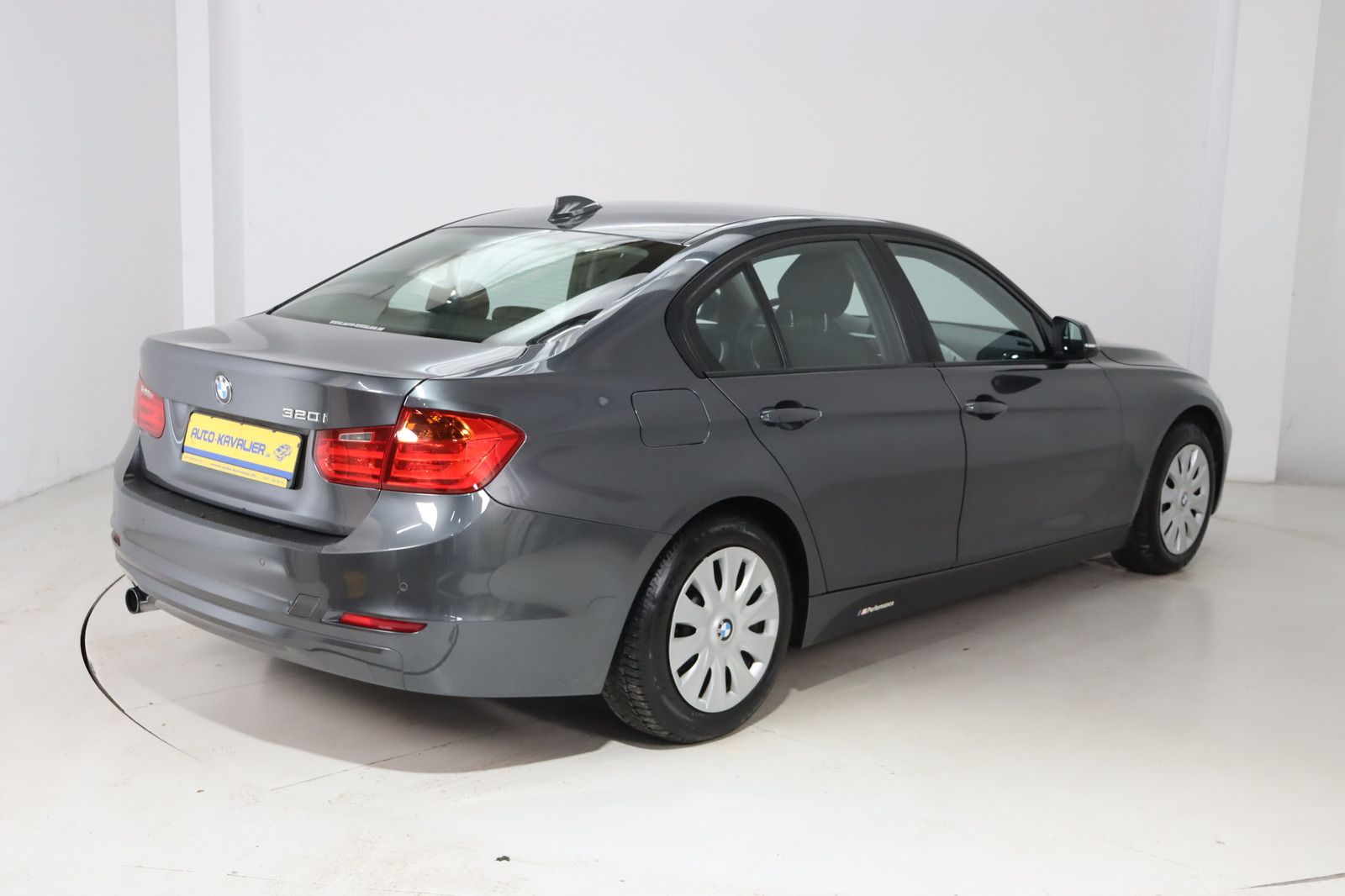 Fahrzeugabbildung BMW 320 i * AHK * Navi * SD