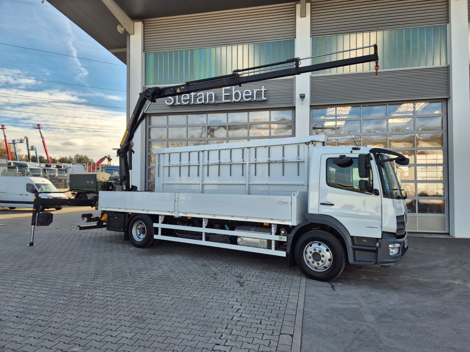 Fahrzeugabbildung Mercedes-Benz Atego 1324 L Glaswand Heckkran PK10002 SH Funk