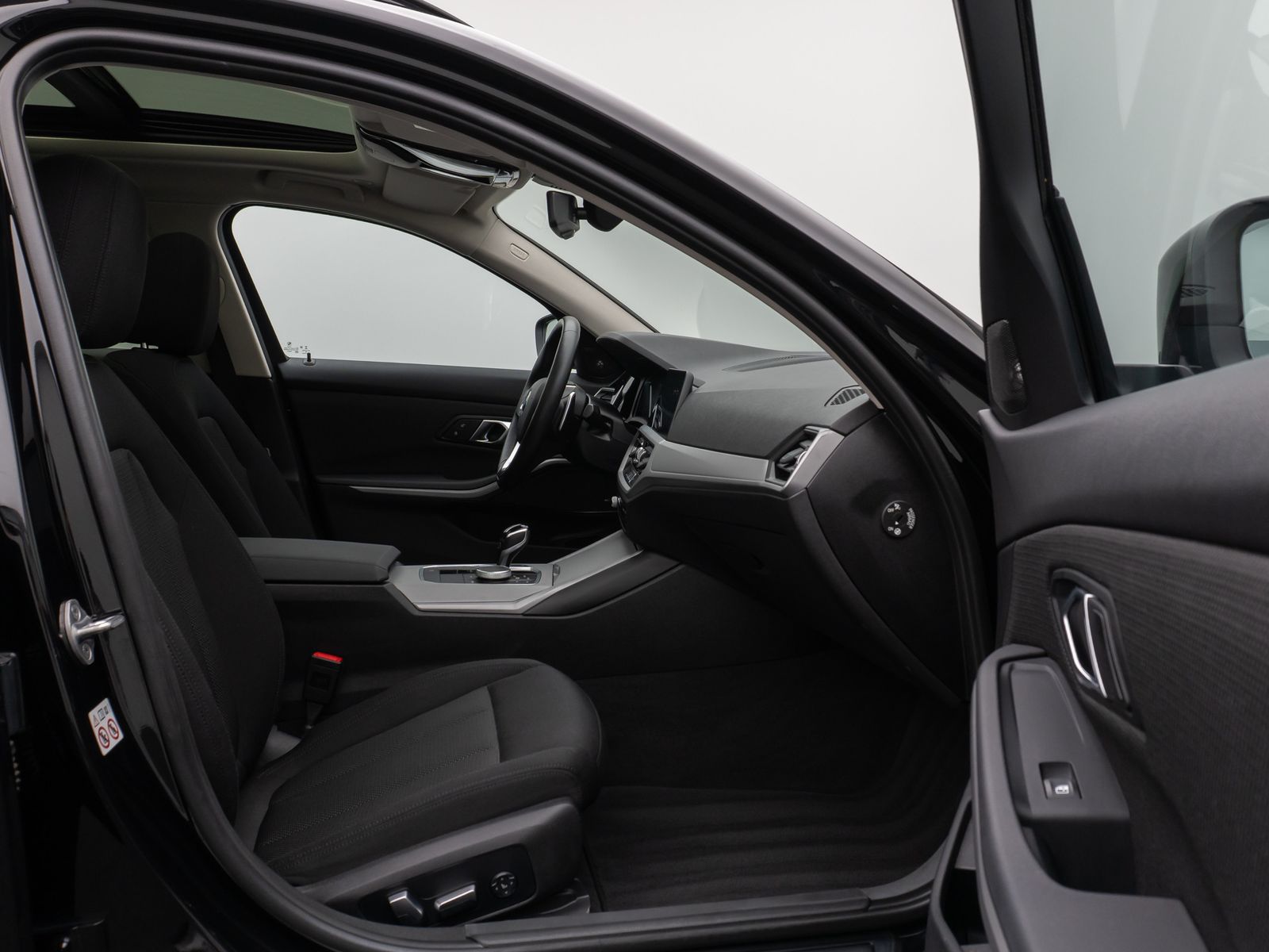 Fahrzeugabbildung BMW 330d Panorama Kamera H/K DAB Komfort Alarm LED