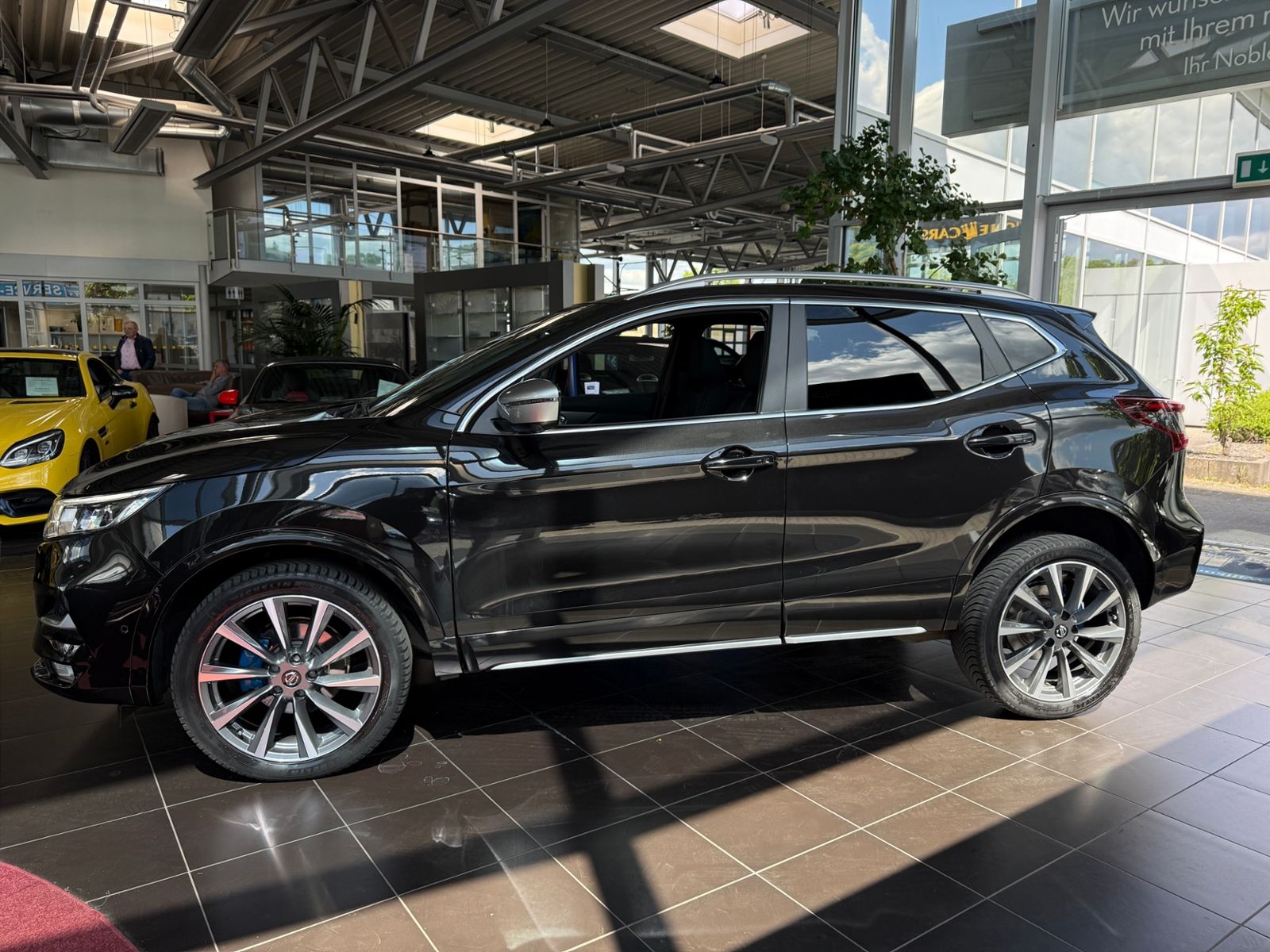 Fahrzeugabbildung Nissan Qashqai Tekna+ 4x4 PANO RFK ACC NAVI
