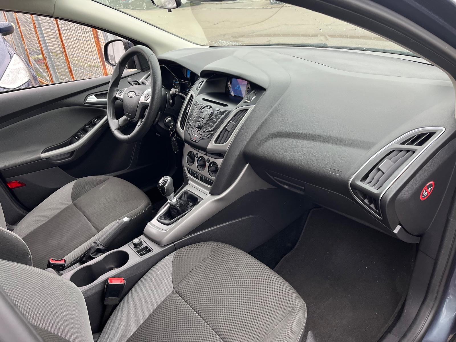 Ford Focus 2011 — photo 12