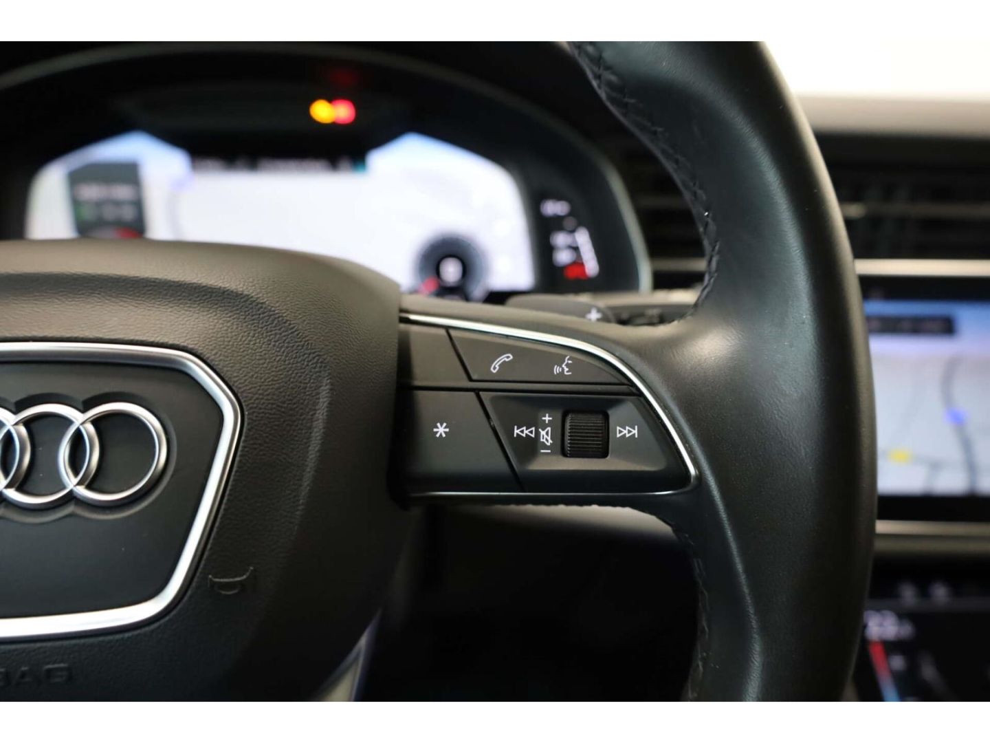 Audi Q8 55 TFSI quattro foto 16