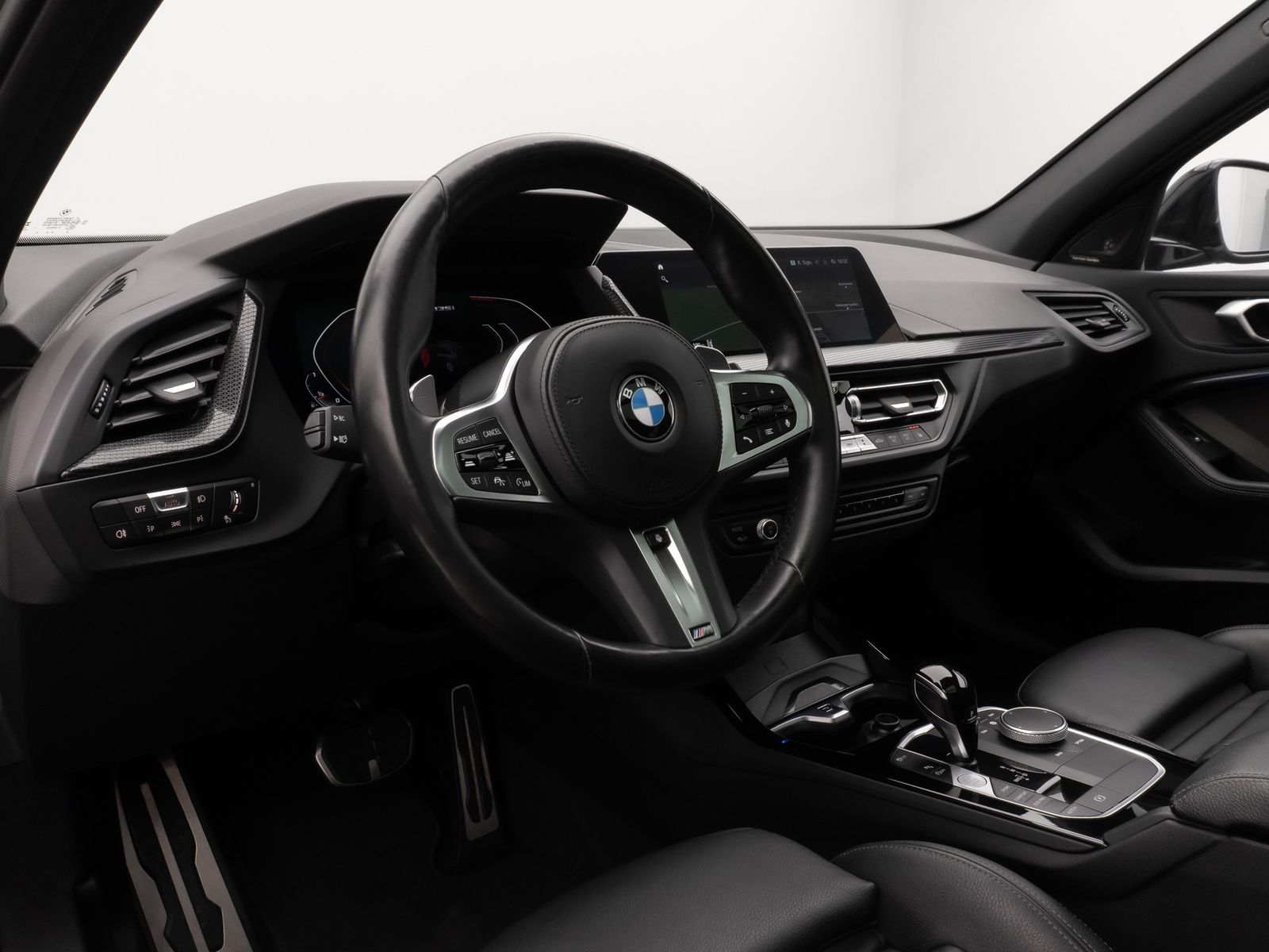 Fahrzeugabbildung BMW M135i xD Panorama Kamera HUD DAB H/K Komfort 18"