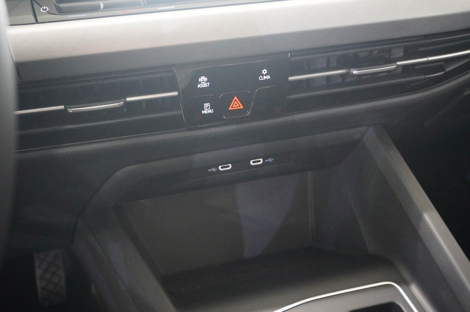 Fahrzeugabbildung Volkswagen Golf VIII Lim. 2.0 TDI LIFE DSG NAVI/LED/VIRTU.