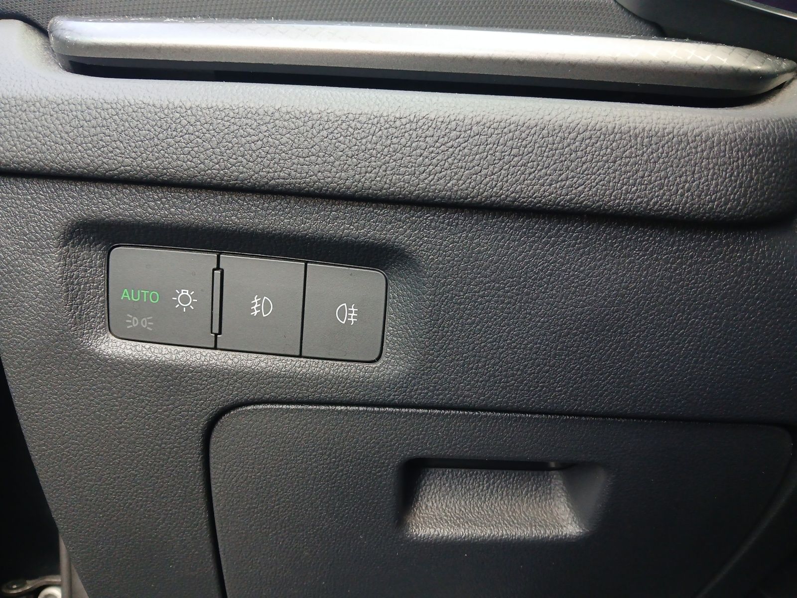 Fahrzeugabbildung SKODA Octavia Combi TSI Ambition LED Navi PDC SH LM