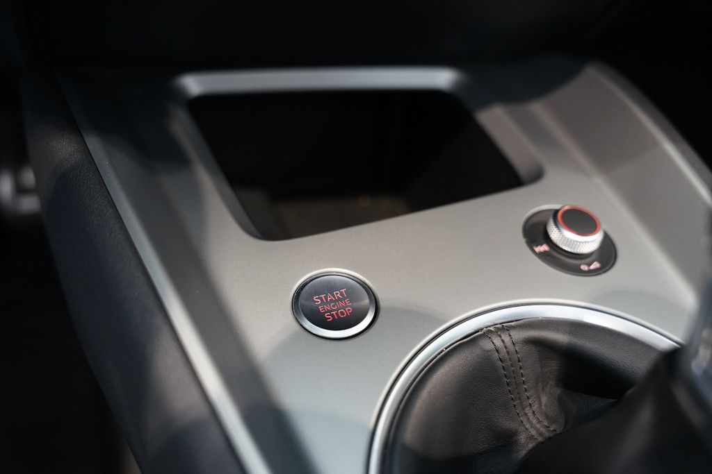 AUDI TT Roadster 1.8 TFSI | MMI | Xenon | Alcantara AUDI TT Roadster 1.8 TFSI | MMI | Xenon | Alcantara