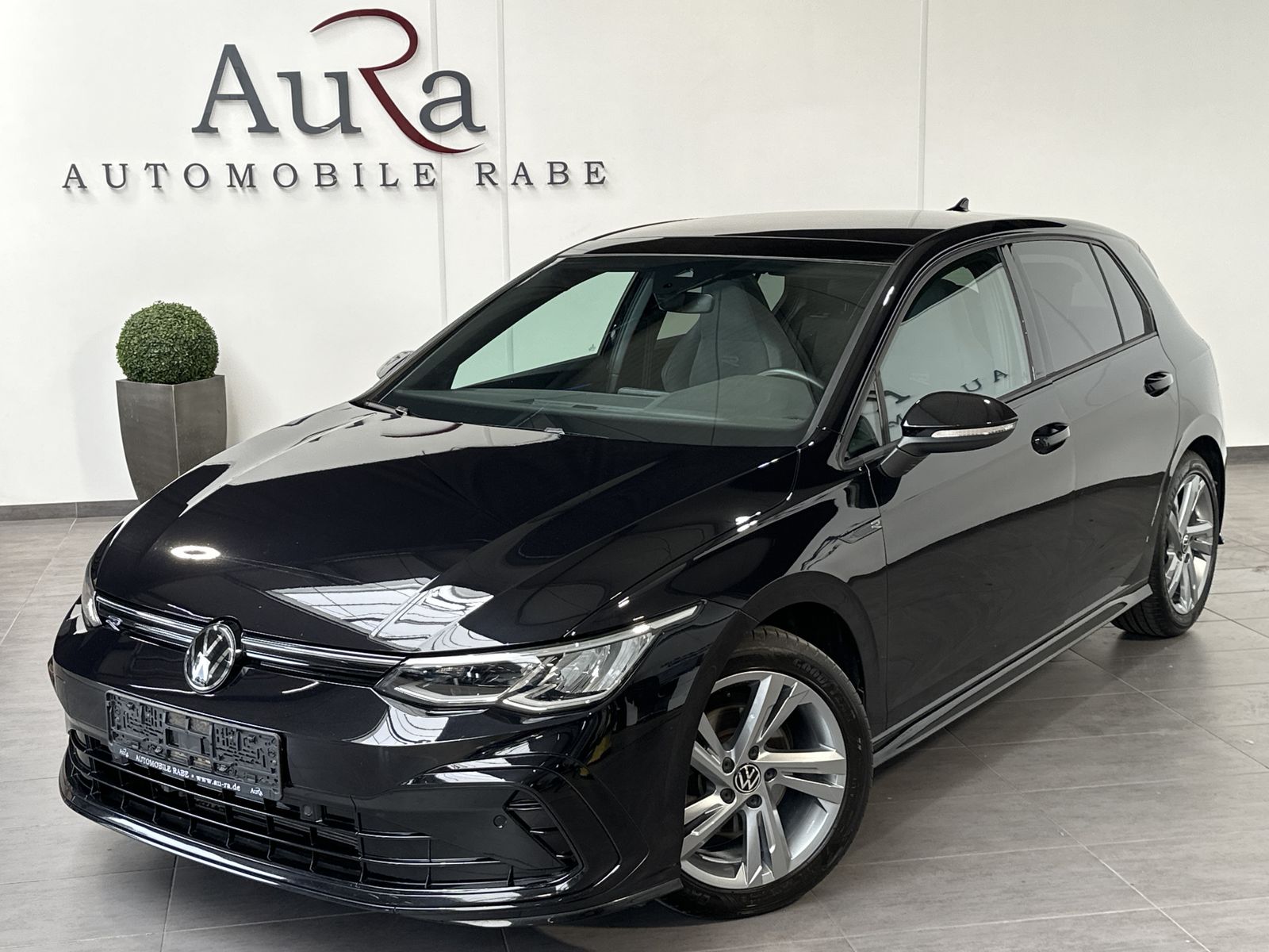 Fahrzeugabbildung Volkswagen Golf 2.0 TDI DSG R-Line NAV+LED+PANO+SHZ+V-COCK