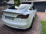 Tesla Model 3 Performance mit Komfort-Sportfahrwerk - Tesla Model 3: Performance