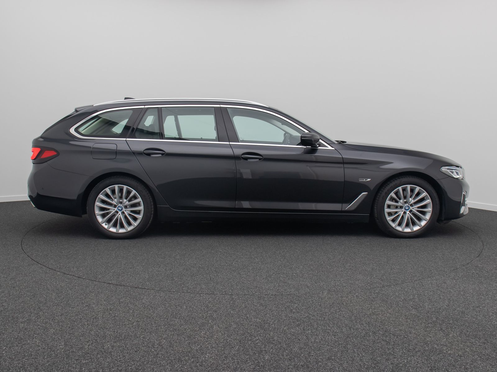 Fahrzeugabbildung BMW 530e xD LuxuryLine Panorama Laser Kamera HUD H/K