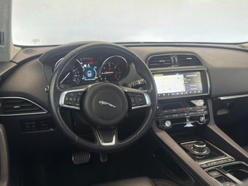 Jaguar F-Pace - 9