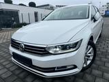 Volkswagen Passat Var 2.0TDI NAVI*LEDER*XENON*CAM*MTL* - mit Diesel-Antrieb: Violett, Kombi