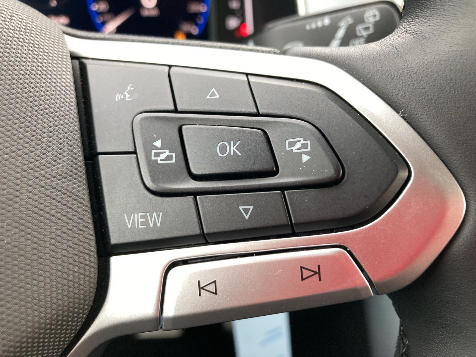 Fahrzeugabbildung Volkswagen T-Roc TSI Goal DSG LEDplus Navi AID ACC SHZ Park