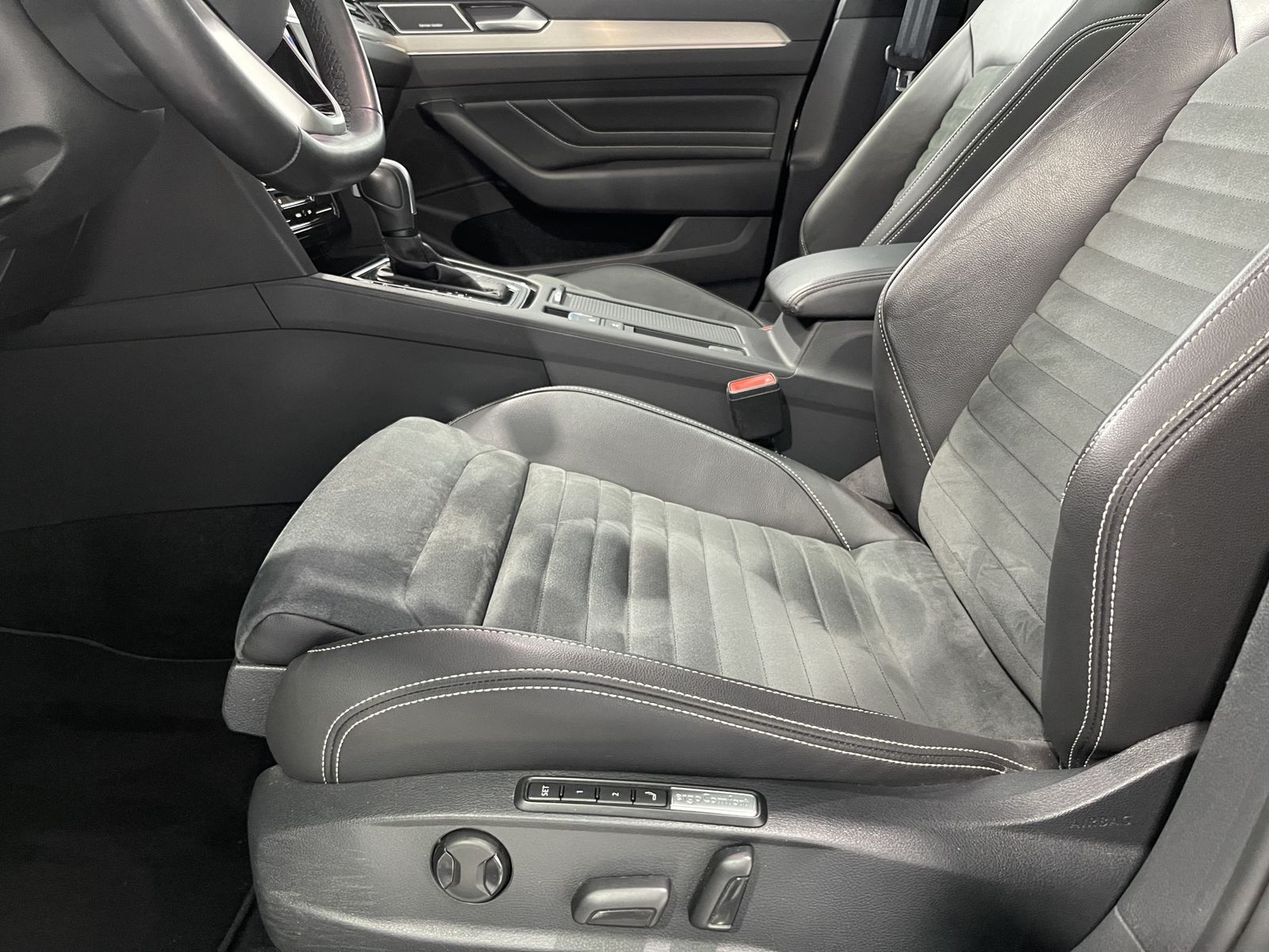 Fahrzeugabbildung Volkswagen Passat Variant Elegance 2.0 TDI*LED-Matrix*AHK*P