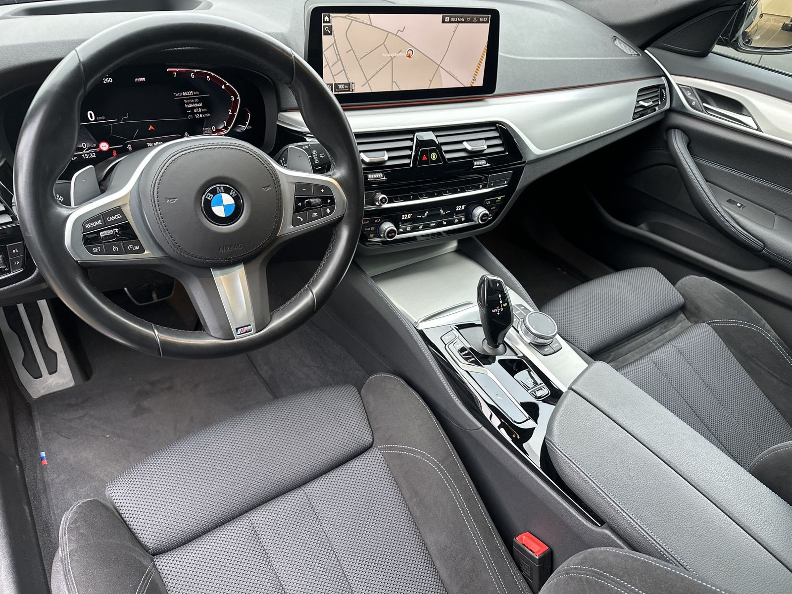 Fahrzeugabbildung BMW 530i Touring M-Sport NAV+LED+PANO+KAMERA+HEAD-UP