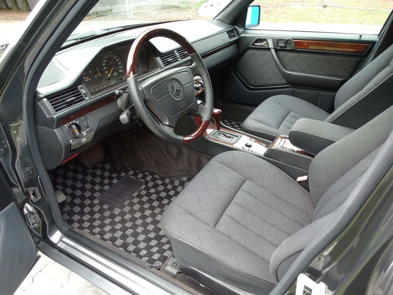 Fahrzeugabbildung Mercedes-Benz E 320 Kombi/Ausnahmezustand/7 Sitze/Klima