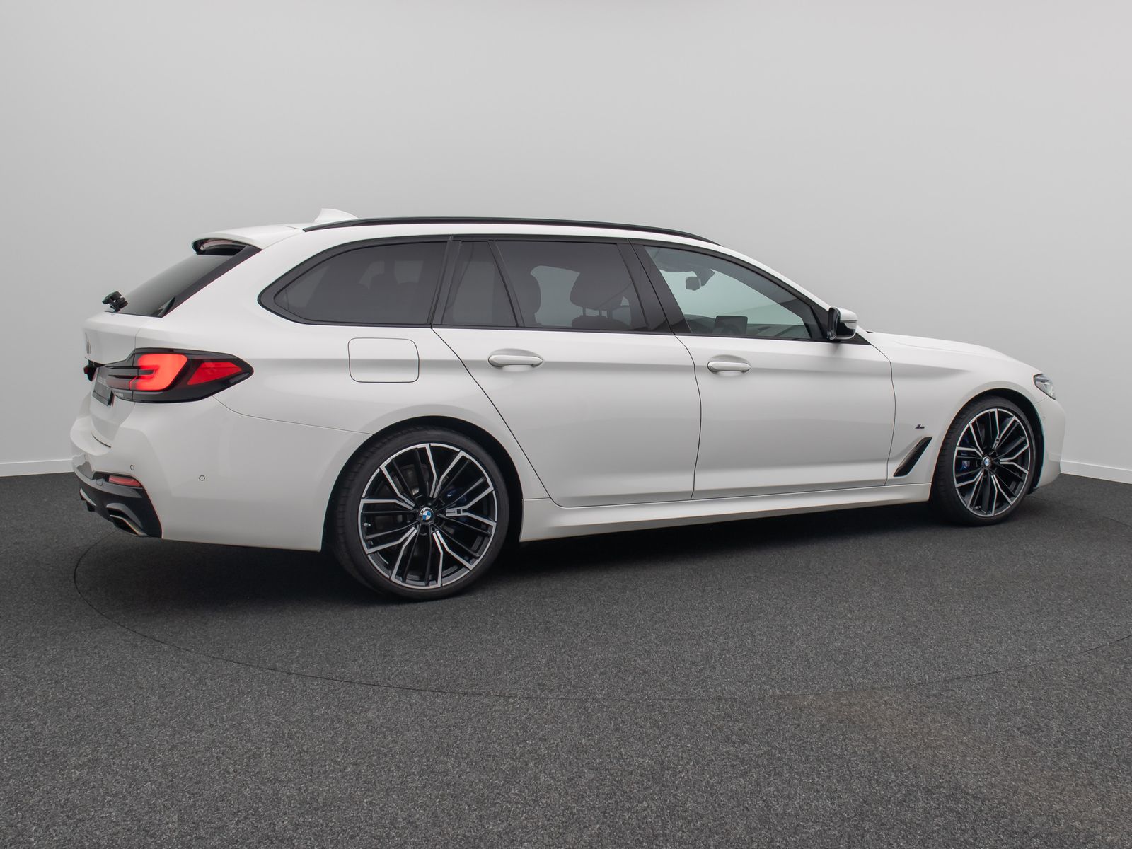 Fahrzeugabbildung BMW 530d xD M Sport Panorama Kamera Laser HUD HiFi