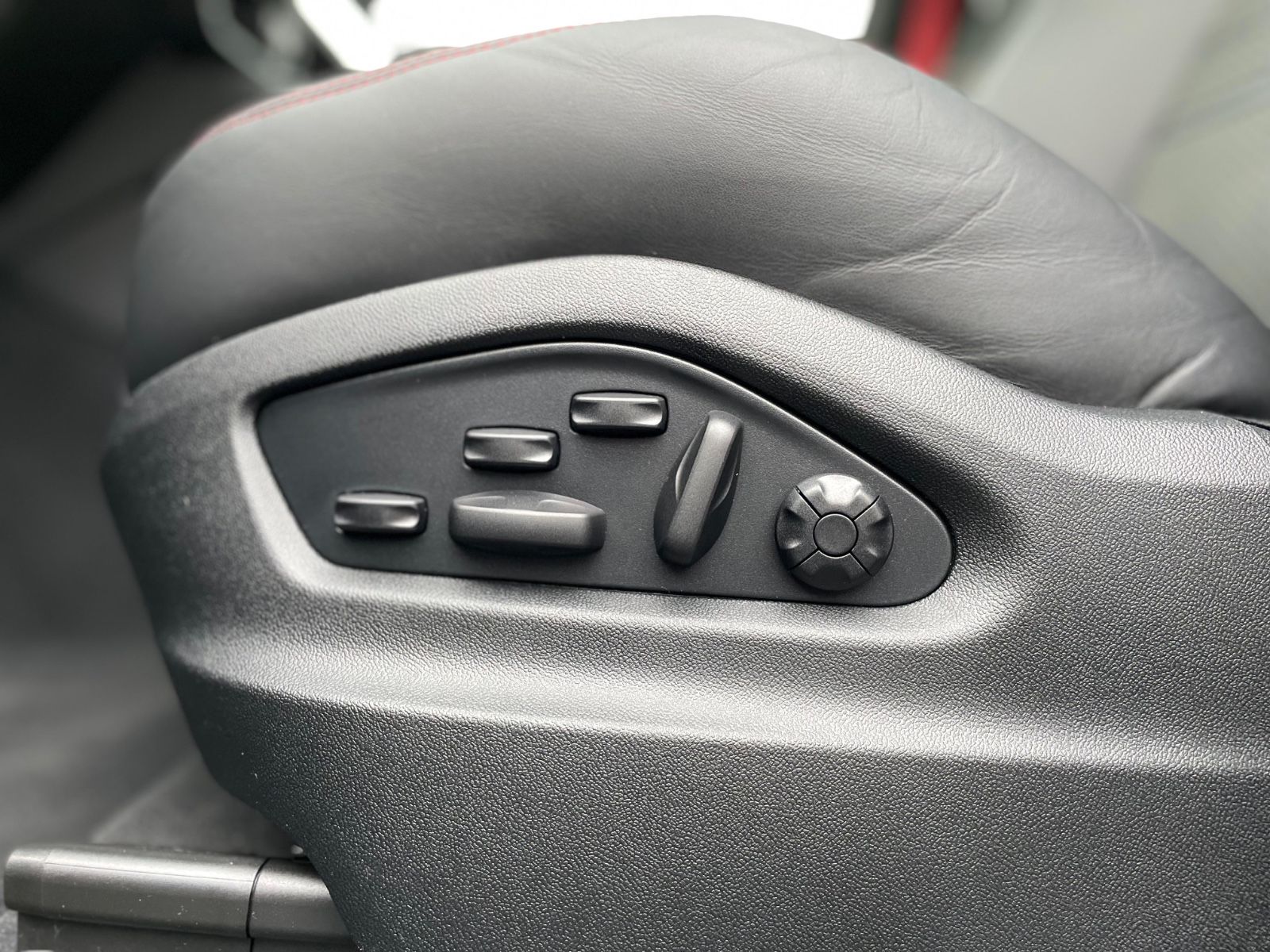 Fahrzeugabbildung Porsche Cayenne GTS Coupé |HUD|Matrix|ACC|AHK|Carbon|22"