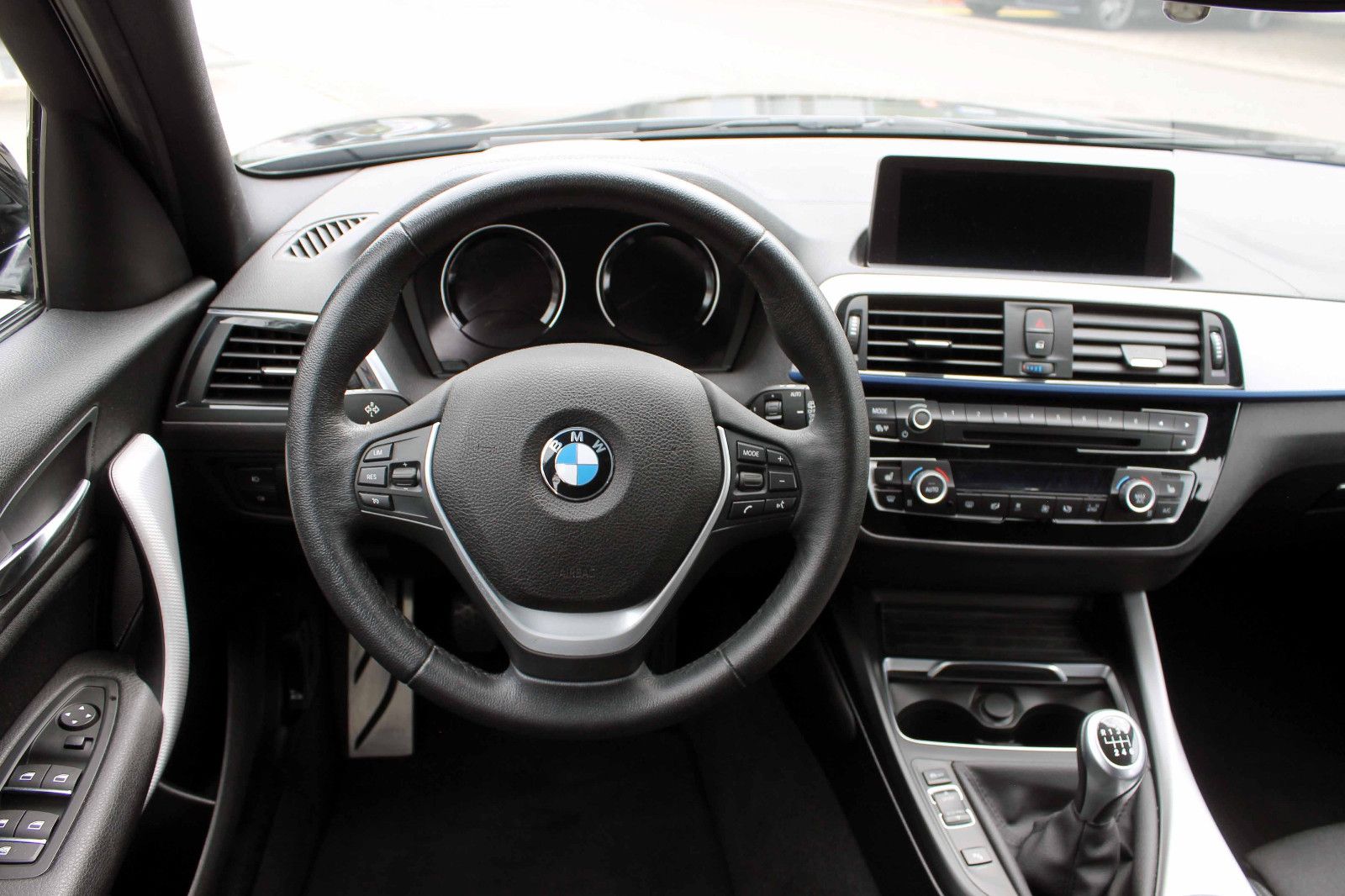 Fahrzeugabbildung BMW 118i F20 Edition M-Sport Shadow LED SHZ NAV KAM
