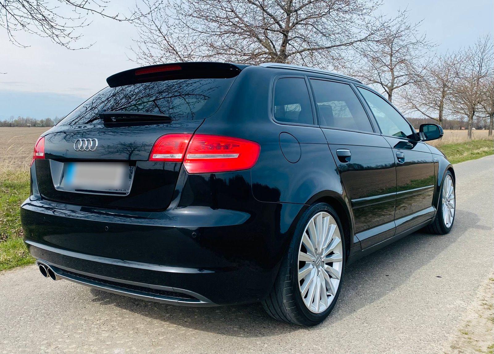 Audi A3 2011 — салон