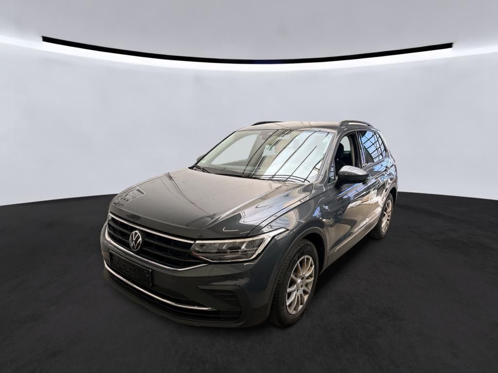 Volkswagen Tiguan - 1