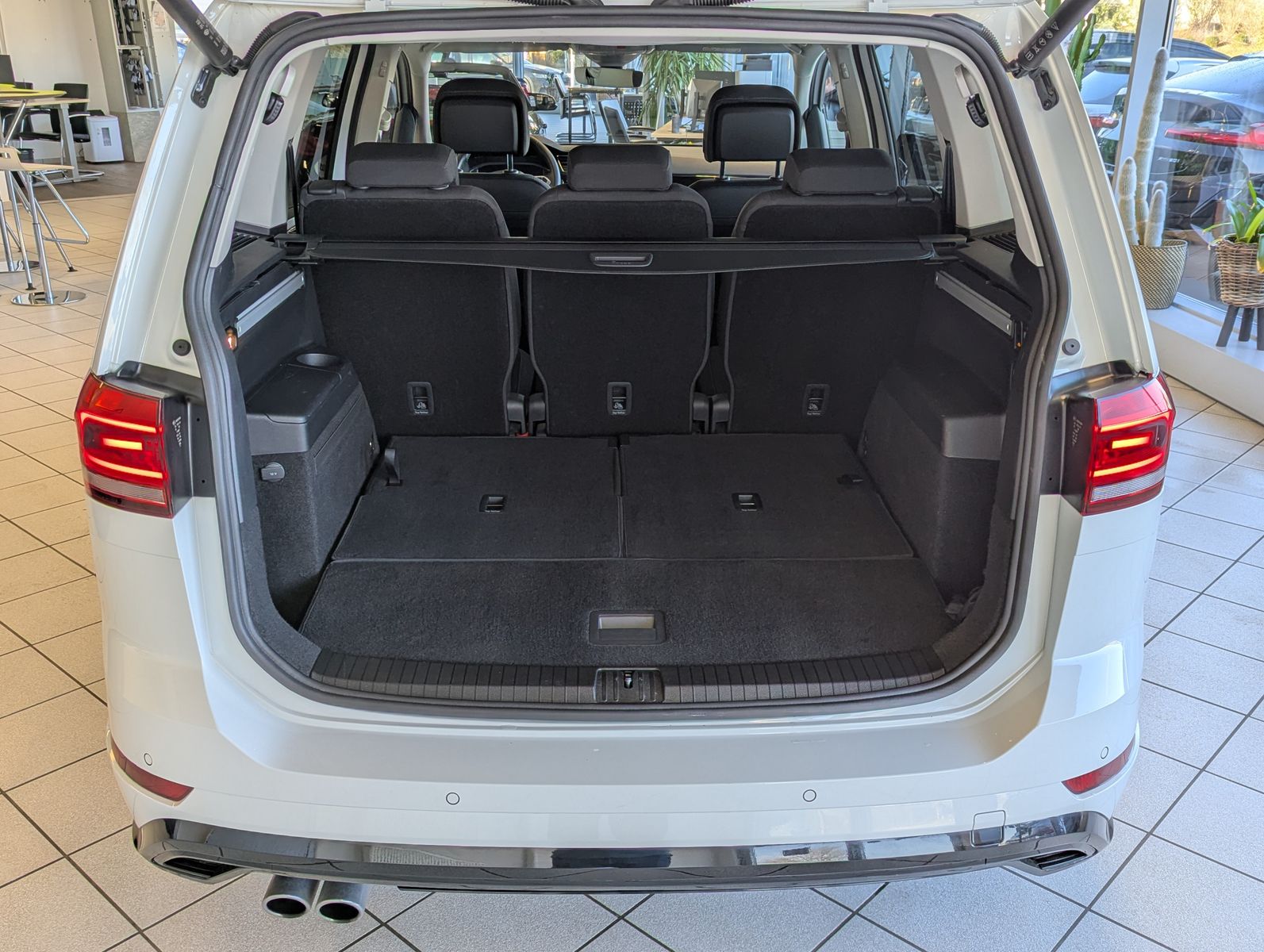 VW Touran 2.0 DSG R-Line High. Pano 7-Si IQ.Dri AHK - Image 20