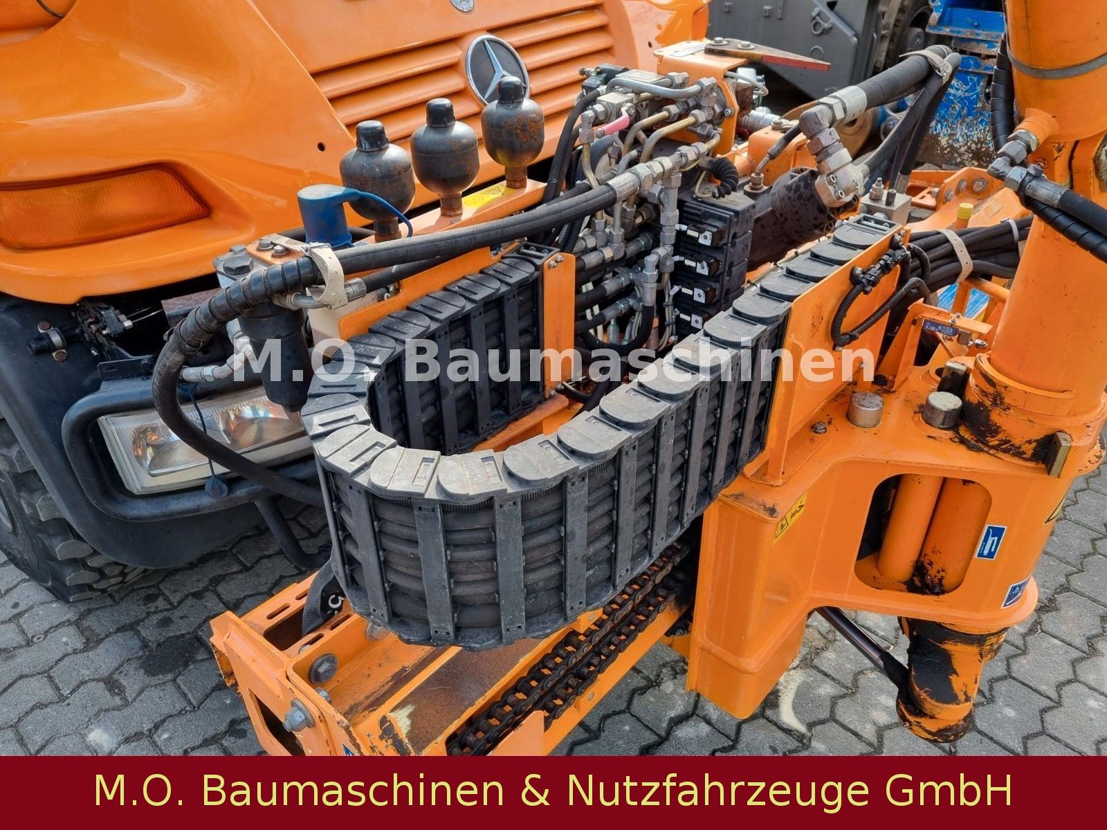 Fahrzeugabbildung Unimog U 300 Plus / Mulag  / Mähgerät / Schere / Bürste