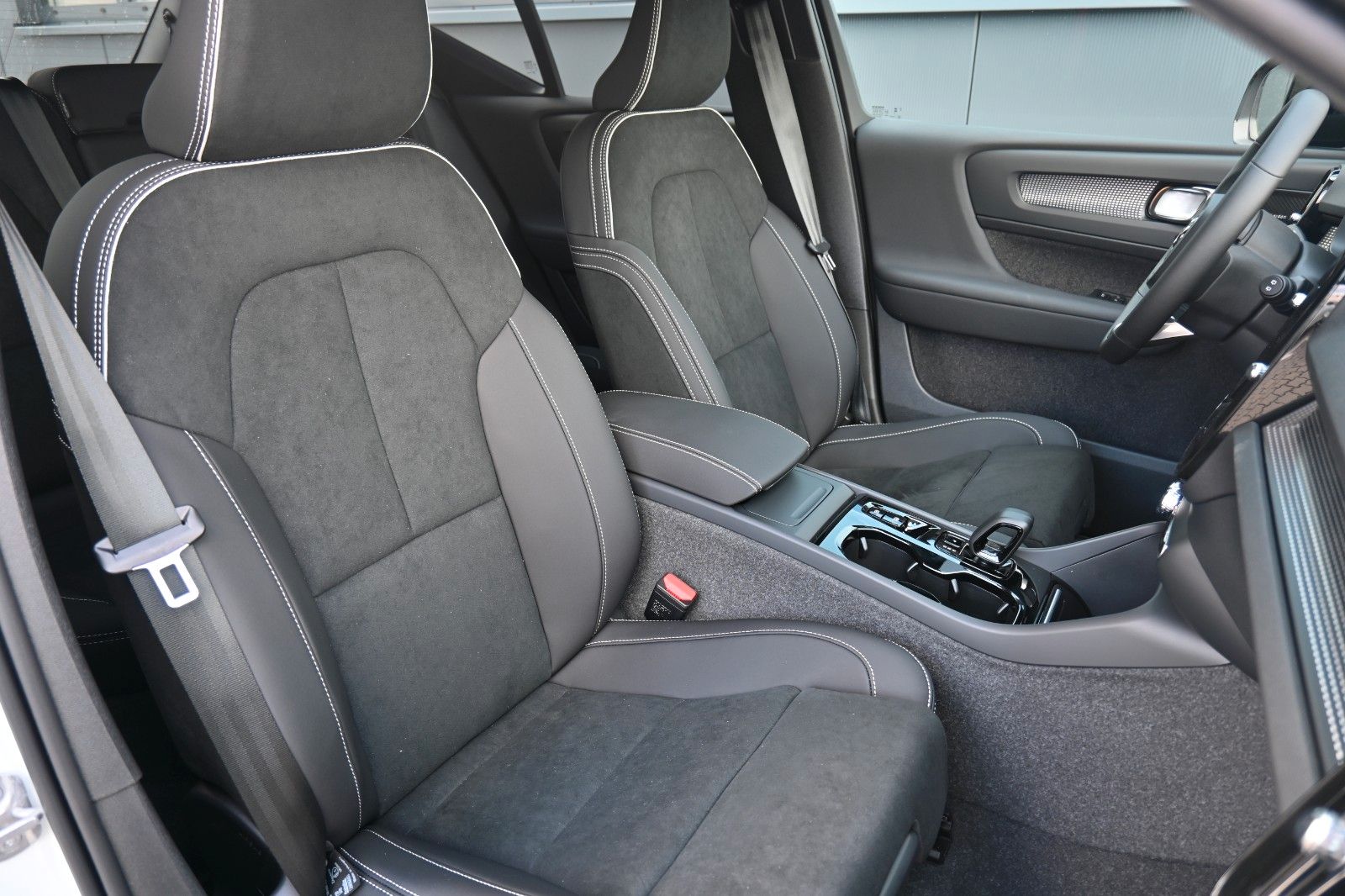 Fahrzeugabbildung Volvo XC40 B4 DKG Plus Dark*FSHZG*360°*ACC*Allwetter